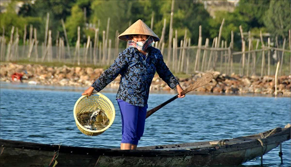 Biking Tour to Thanh Toan Bridge & Chuon Lagoon: A Hue Countryside Escape